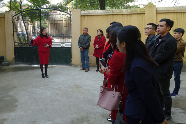 Ms. Ngo Thu Ha – Principal of Hoang Van Thu Primary School was guiding delegates around the kitchen area.