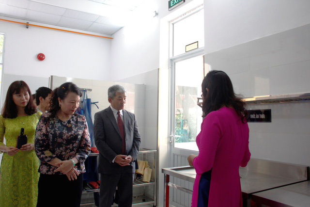 Dr. Nguyen Thi Nghia – Deputy Minister of Education and Training and Mr. Keiji Kaneko – General Director of Ajinomoto Vietnam were visiting the “Model Kitchen”.